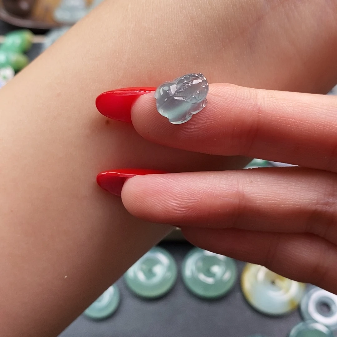 翡翠未镶嵌颈饰貔貅