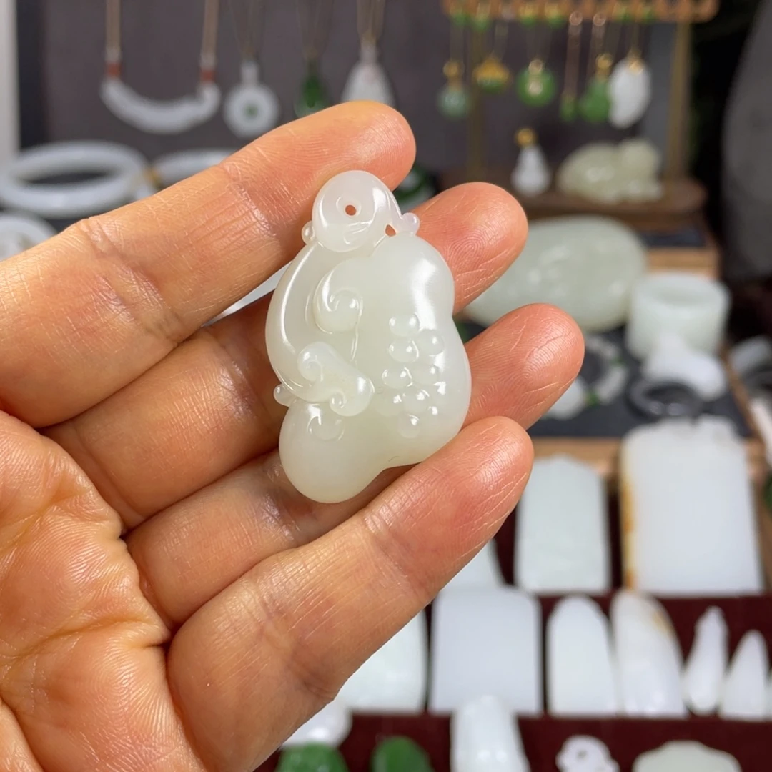 j***n和田玉未镶嵌颈饰