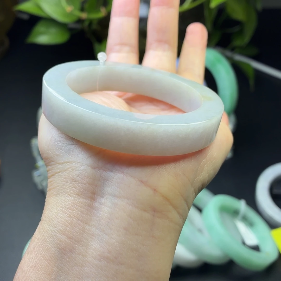 定制翡翠未镶嵌翡翠手镯