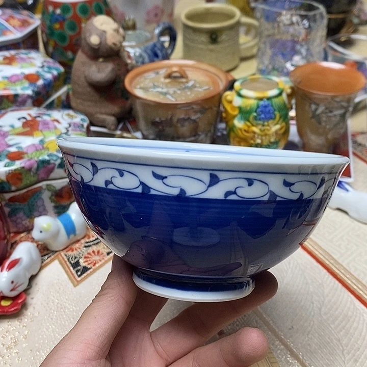 茶壶紫砂杯子和一大瓶可乐喝上的