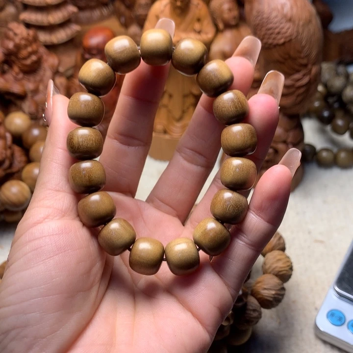 檀香木其他老山檀香手把件瑕疵