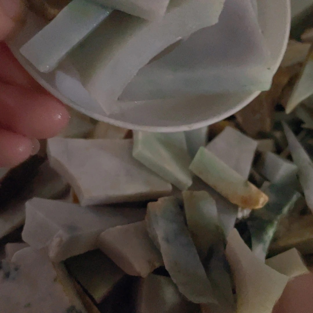 颈饰未镶嵌翡翠。