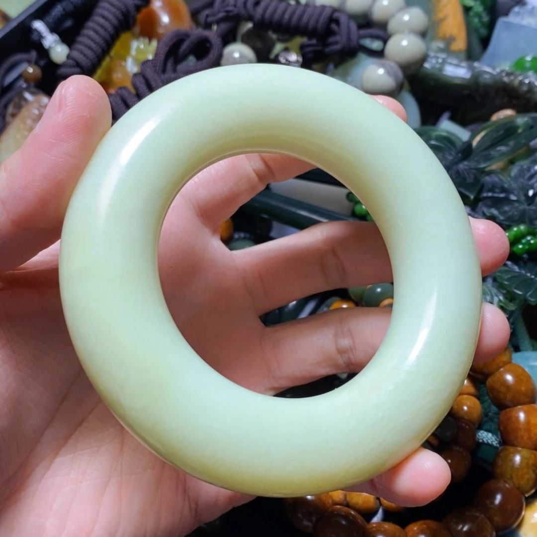 耶***皮蛇纹石玉未镶嵌颈饰