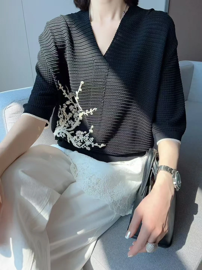 大颖家 雅丹风2025夏季新款V领刺绣针织短袖女时尚百搭气质显瘦