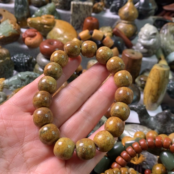 未镶嵌岫岩河磨玉（透闪石质玉）把件