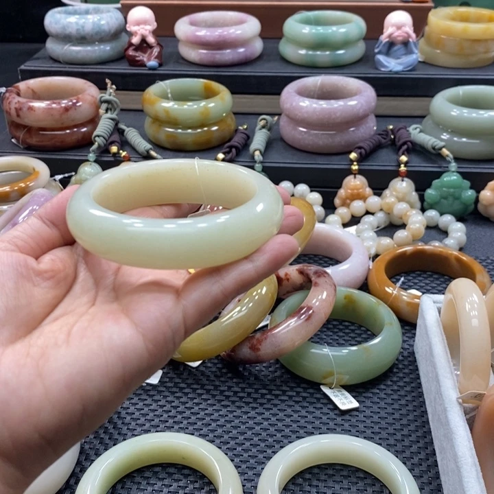 未镶嵌手镯石英岩玉