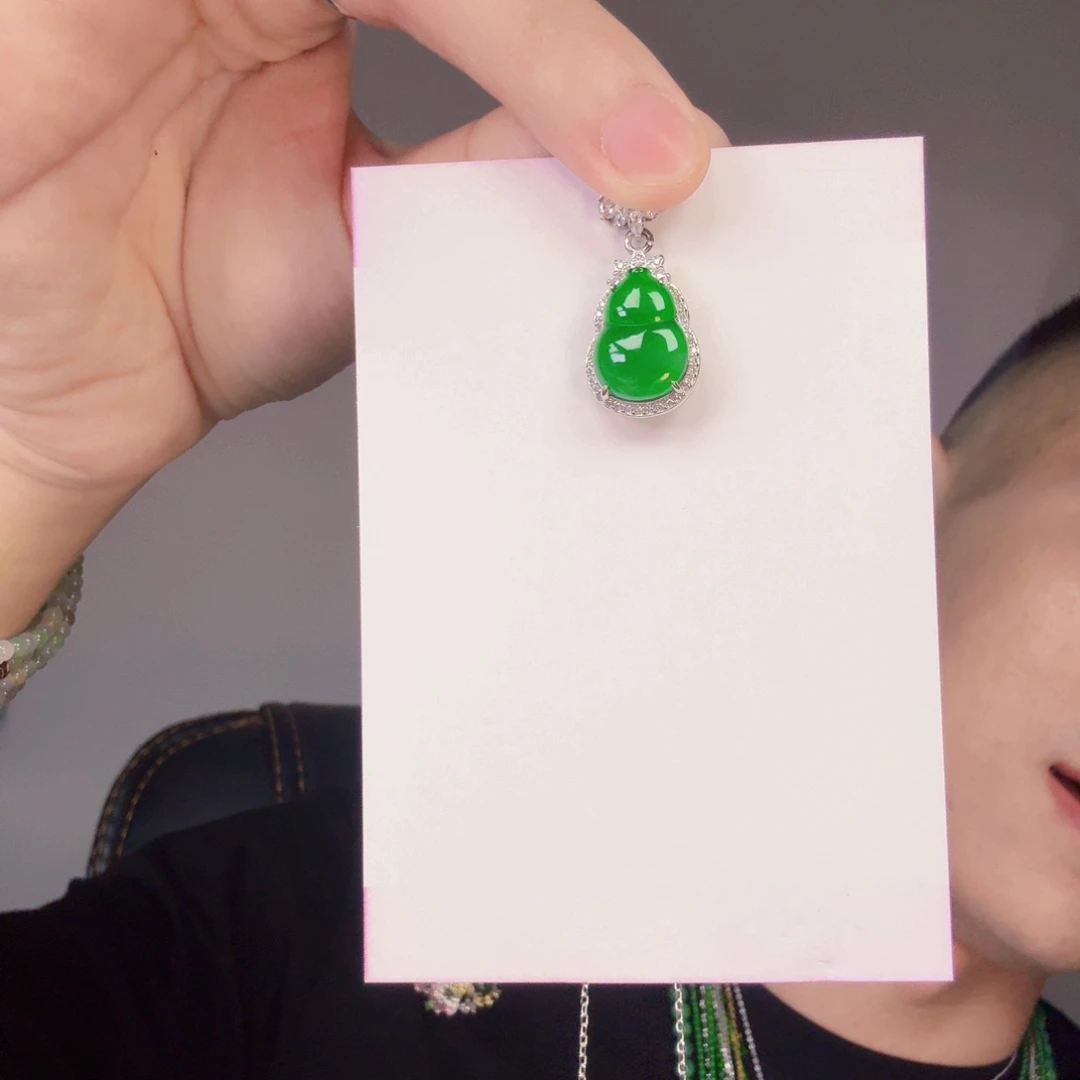 翡翠未镶嵌颈饰一件