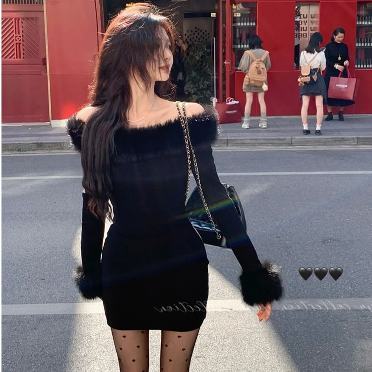 2025冬季纯欲风毛毛领一字肩短裙秋冬显瘦连衣裙露肩收腰新年战袍