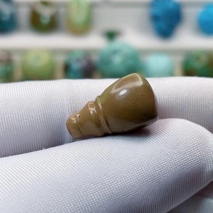 绿松石未镶嵌颈饰