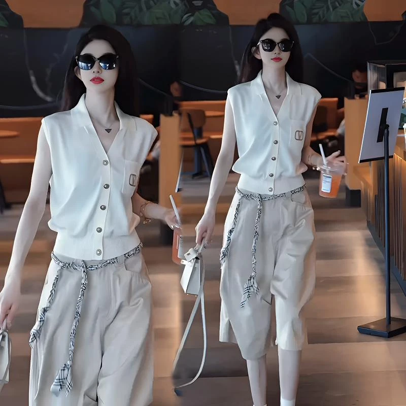 2025夏季新款白色V领单排扣背心上衣搭六分阔腿裤气质奢华风