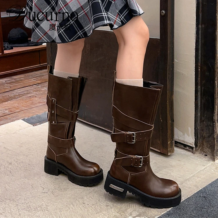 DUCURNO帅气皮带扣中筒骑士靴女2025新款英伦风厚底圆头马丁靴子