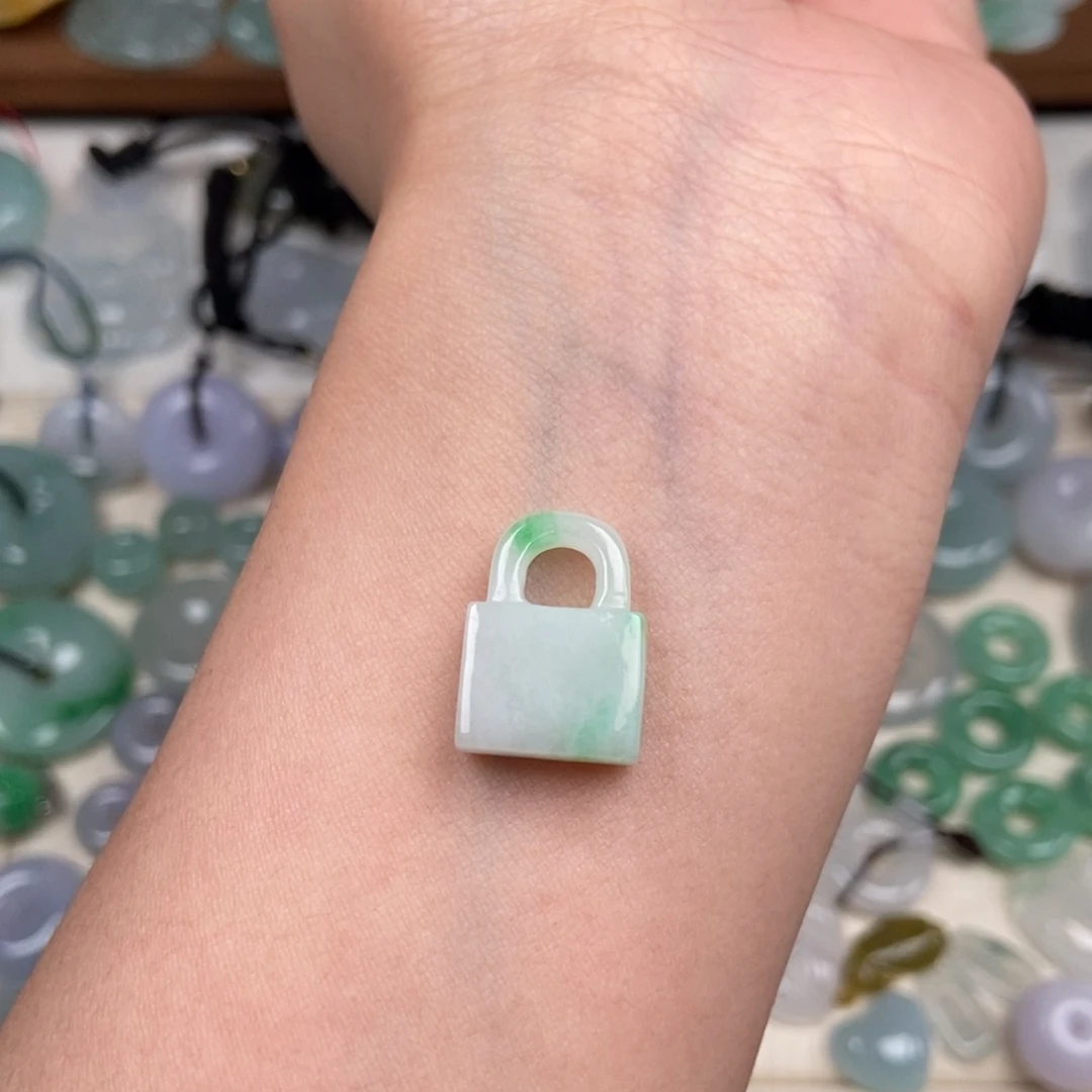 翡翠未镶嵌颈饰平安锁