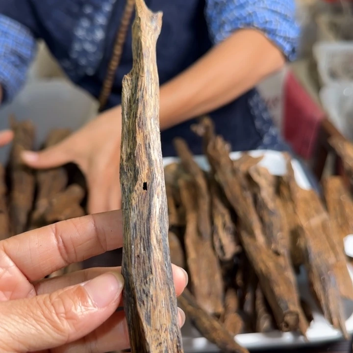 摆件沉香虫漏12号19克发1条