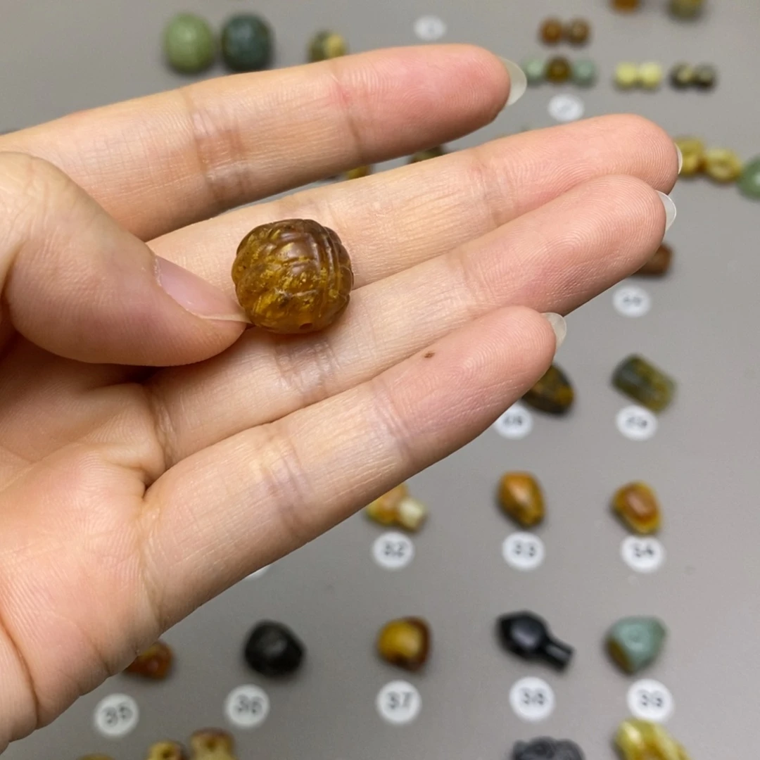 李***门蛇纹石玉未镶嵌配饰