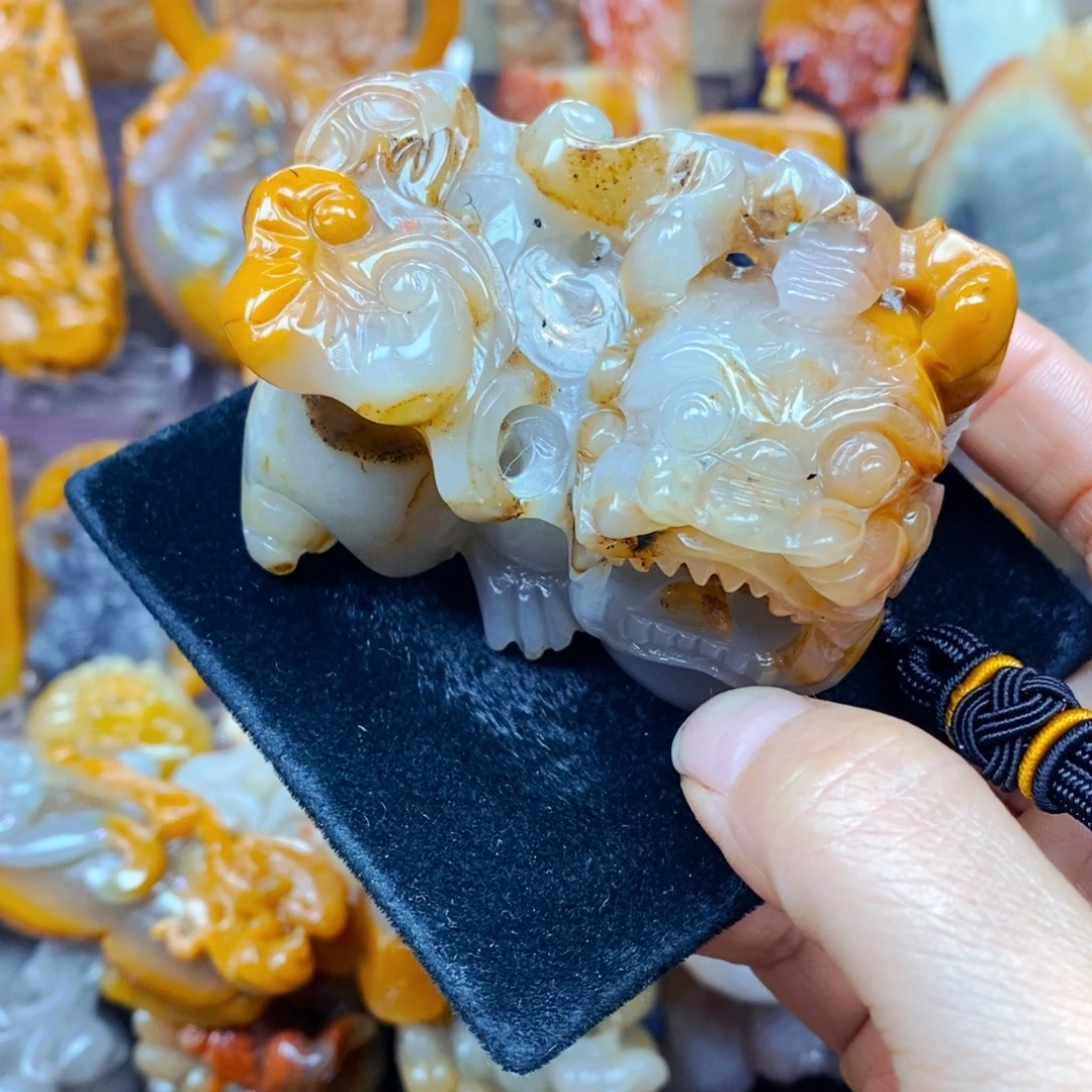 未镶嵌石英质玉（黄龙玉）颈饰