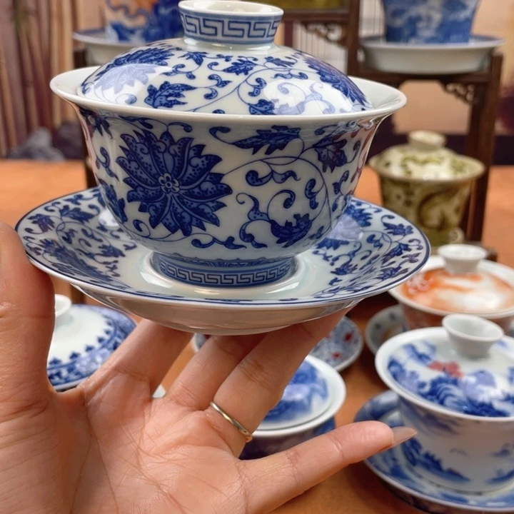 陶摆件青花缠枝莲元宝盖碗