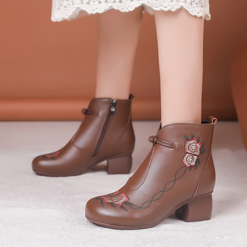 复古秋冬民族真皮舒适短靴新款马丁靴女加绒大码妈妈软底单靴棉鞋