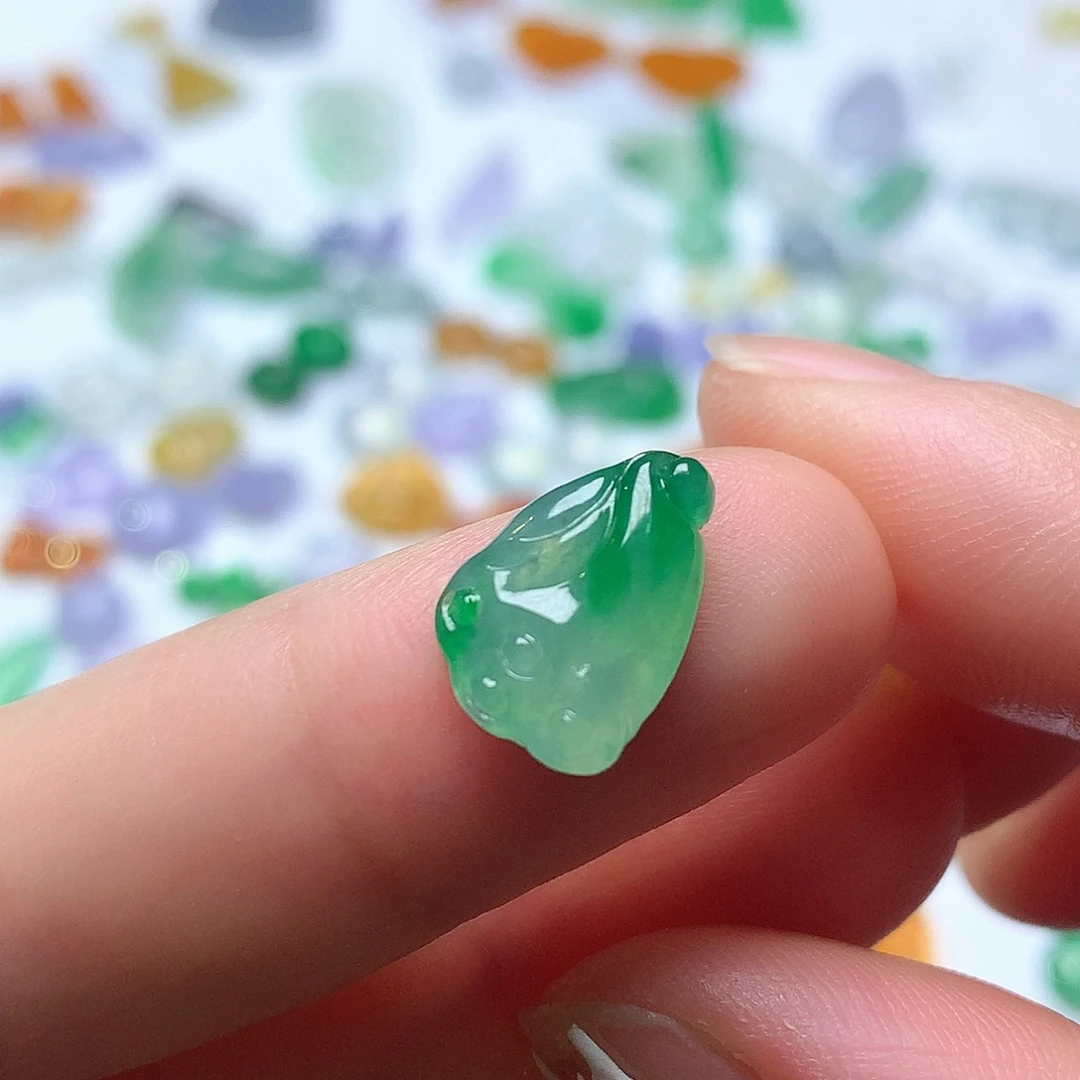 翡翠未镶嵌颈饰莲蓬