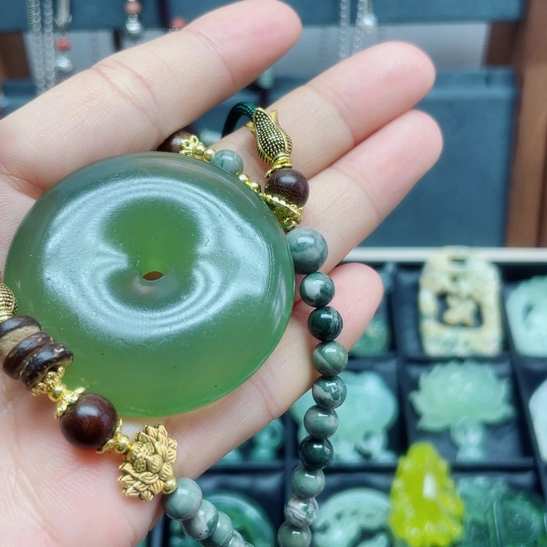 蛇纹石玉未镶嵌颈饰