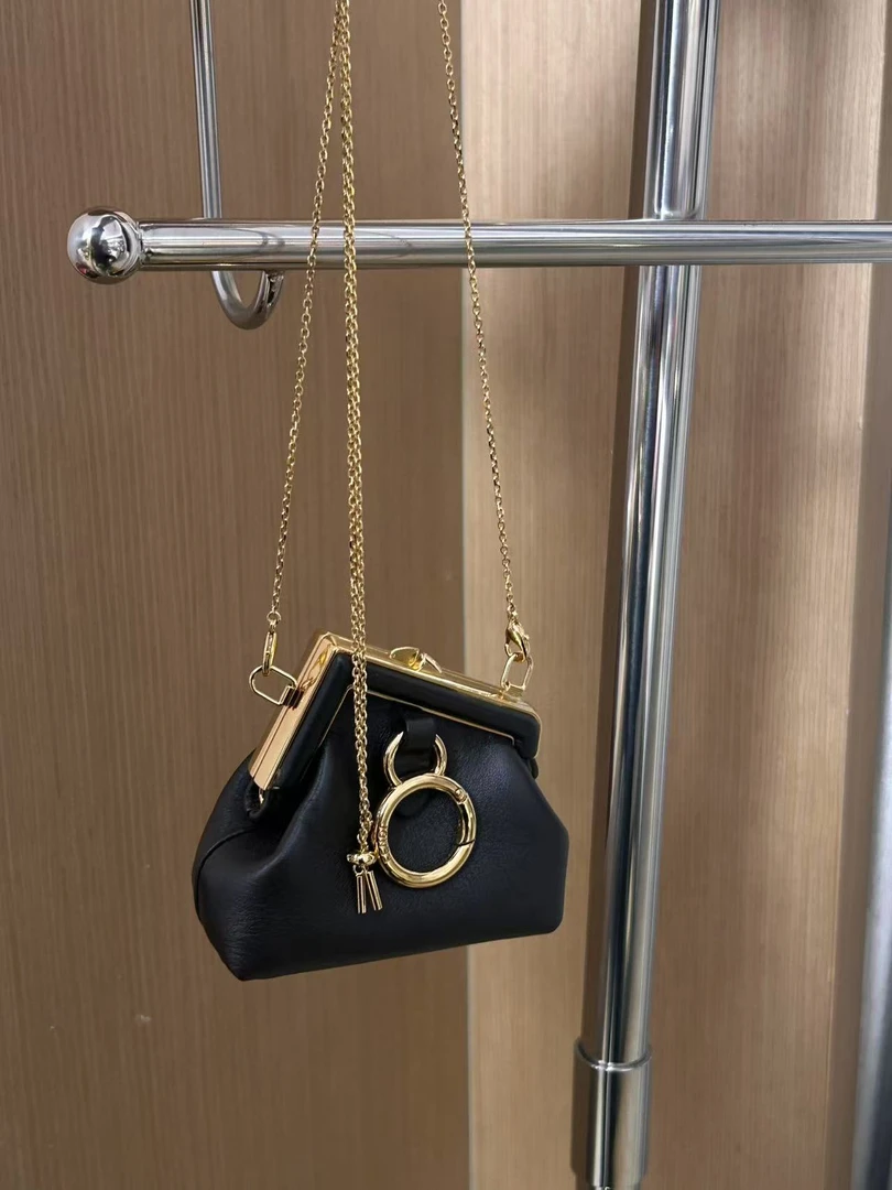 95新 FENDI/芬迪 展会外场!黑金小废包