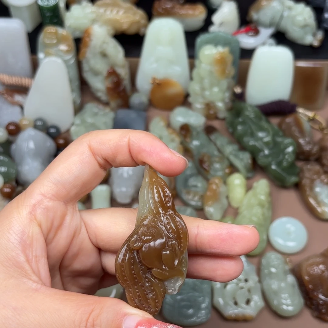 颈饰未镶嵌和田玉（糖玉）