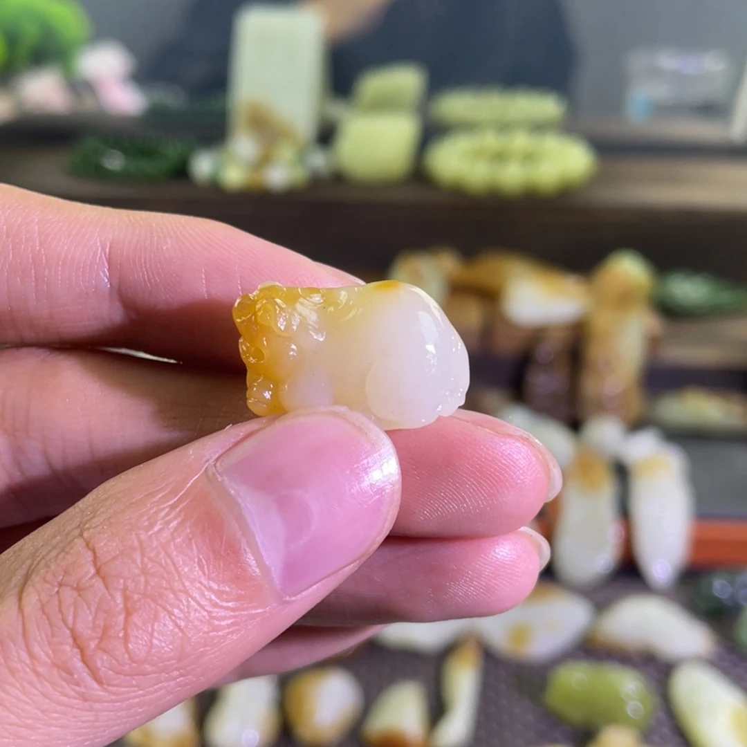 颈饰未镶嵌和田玉且末糖白貔貅吊坠