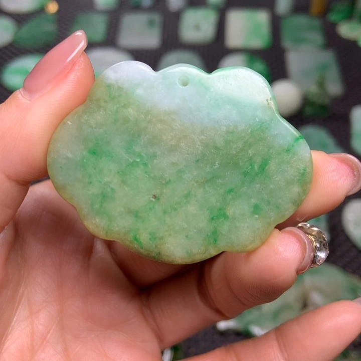 翡翠挂件未镶嵌……