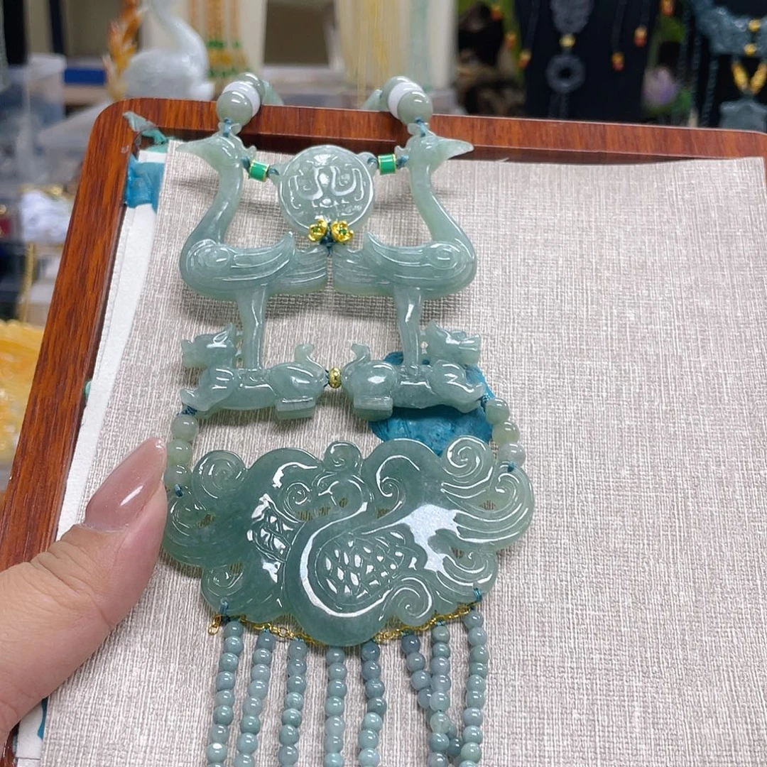 颈饰未镶嵌翡翠弦鸟