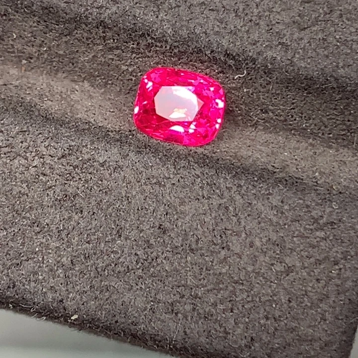 尖晶石裸石纳米亚老矿料绝地1.02ct