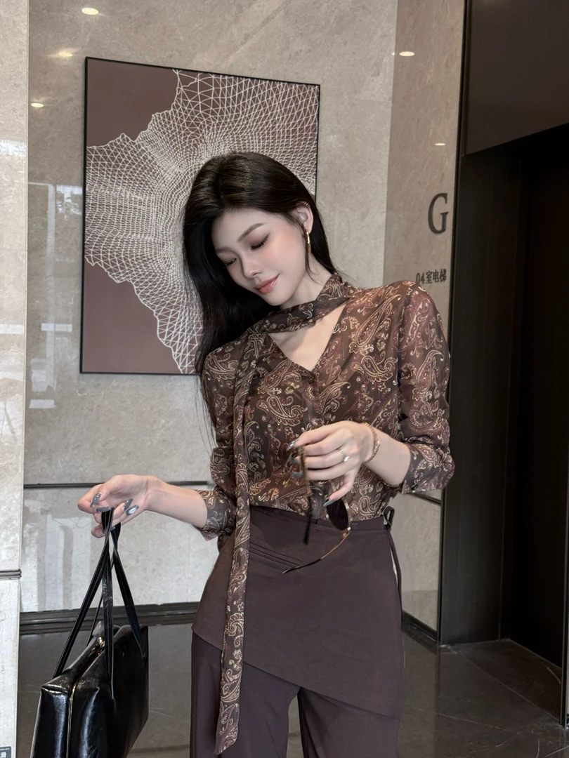 【琥珀流光】印花衬衫V领加飘带设计咖色腰果花带闪丝微微透视觉感