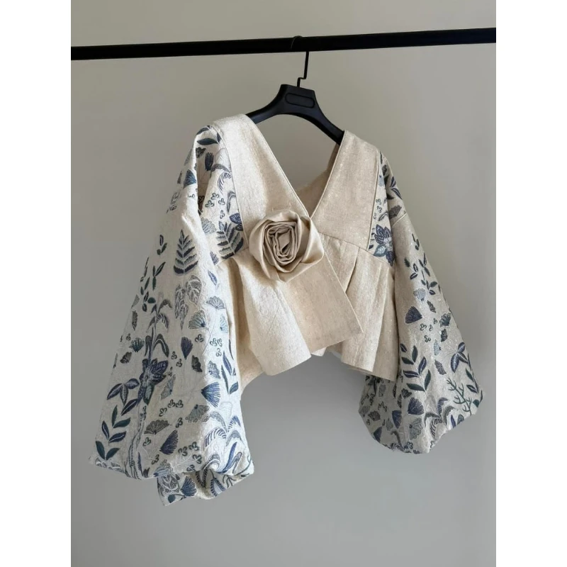 米白色拼接外套2025新款秋季气质高级感碎花泡泡袖设计感花朵上衣