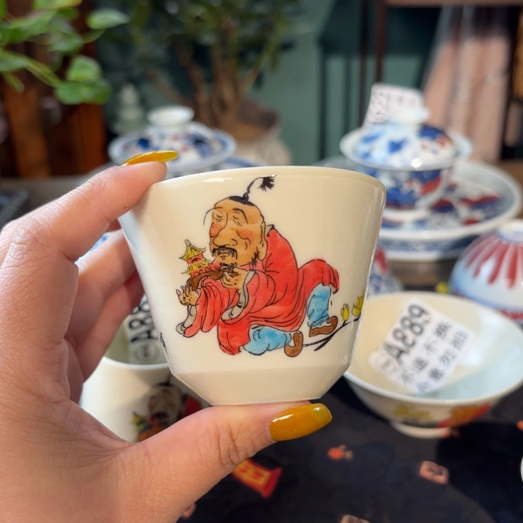 青花手绘釉下五彩红衣