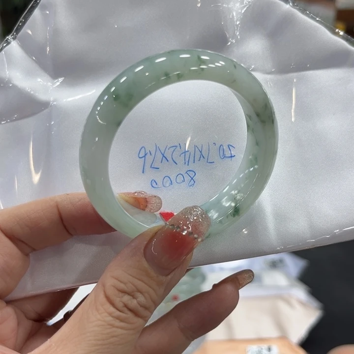 翡翠手镯未镶嵌小碎花飄花