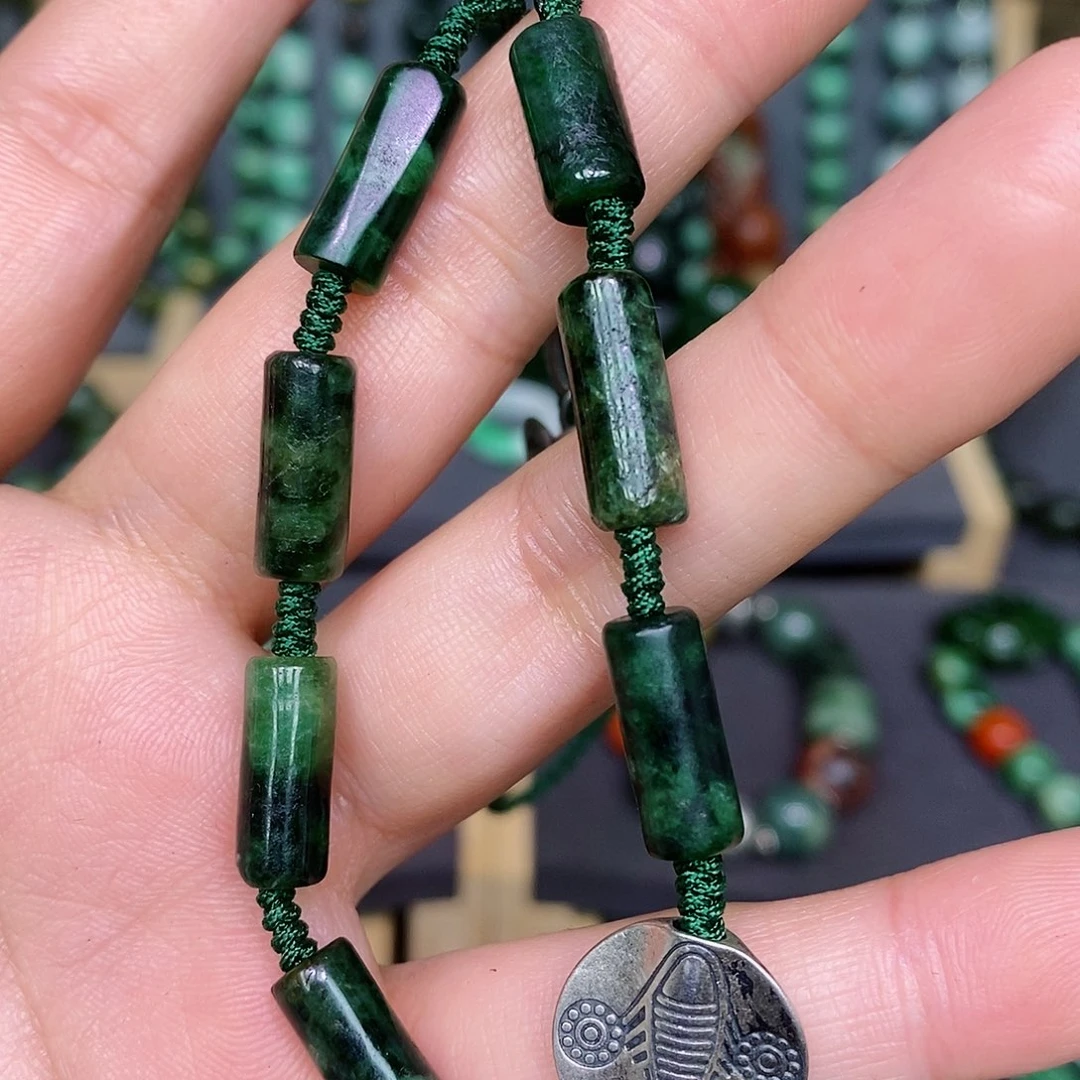 翡翠颈饰未镶嵌漂亮美眉