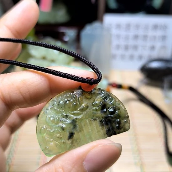 蛇纹石玉未镶嵌颈饰