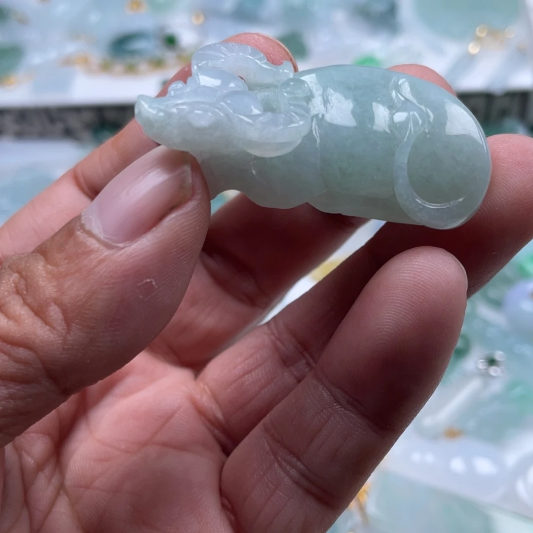 翡翠未镶嵌颈饰翡翠牛