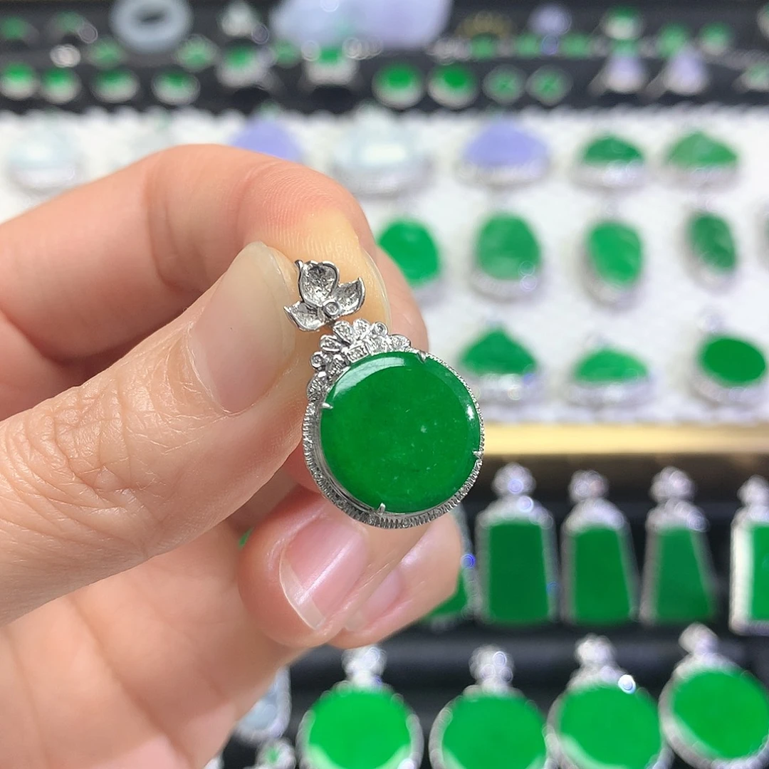 颈饰18K金镶嵌翡翠吊坠