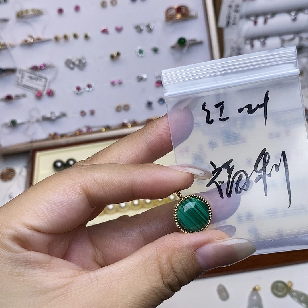 红***叶翡翠未镶嵌颈饰挂件