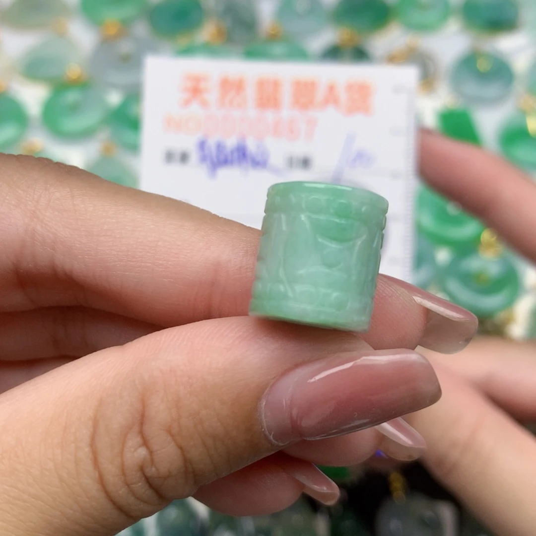 翡翠未镶嵌颈饰路路桶