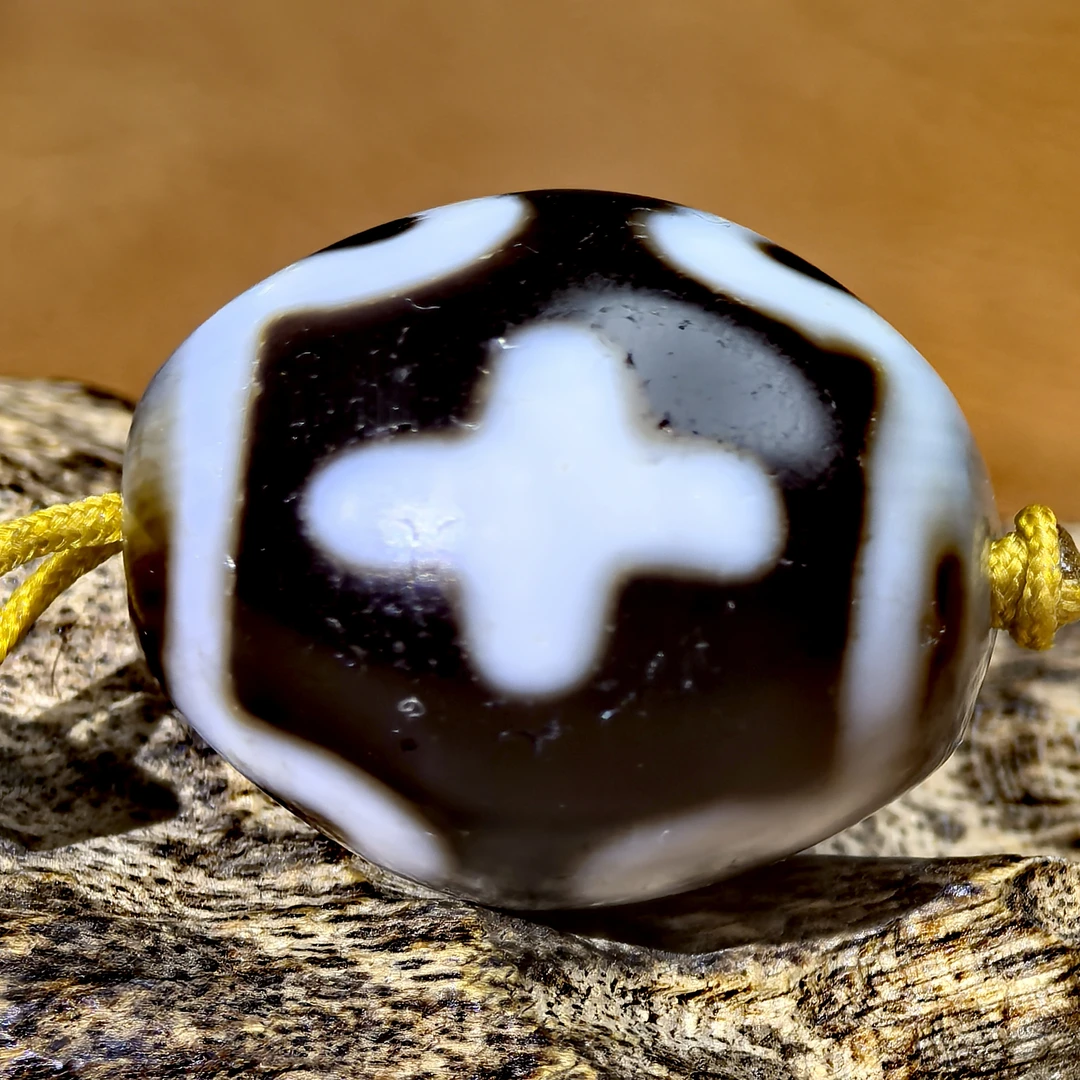 大尺寸藏传至纯黑白虫虫系列十字莲花达洛珠珠玛瑙玉髓锁骨链吊坠