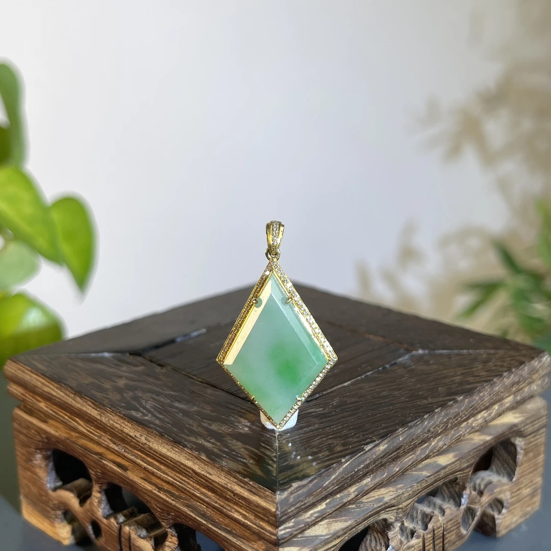 JXB17-123  天然缅甸A货翡翠 18K含钻镶嵌无事牌