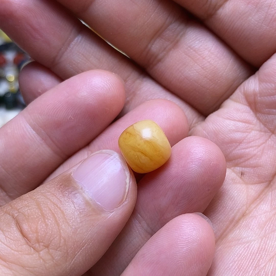 K***n未镶嵌蜜蜡裸石配饰