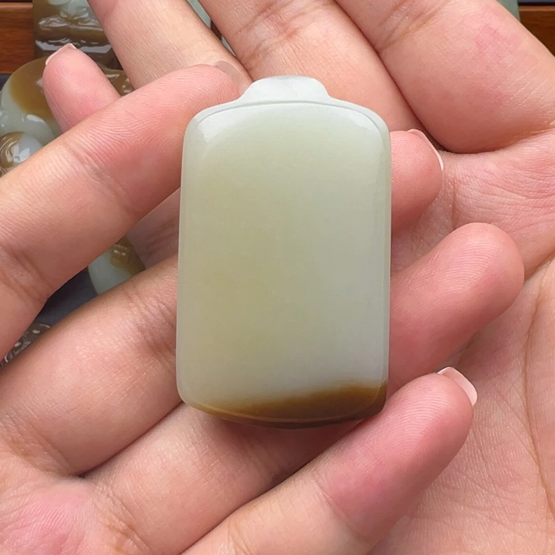 顾***山颈饰未镶嵌和田玉