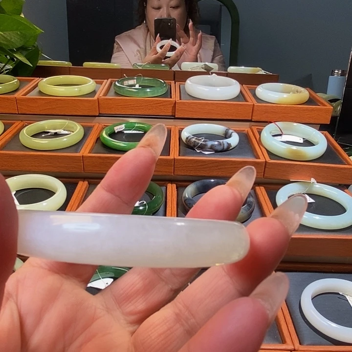 和田玉未镶嵌手镯