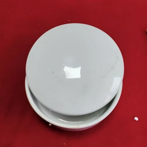 瓷片瓷片，各种摆件，盘，碗，沙锅，均有瑕疵。