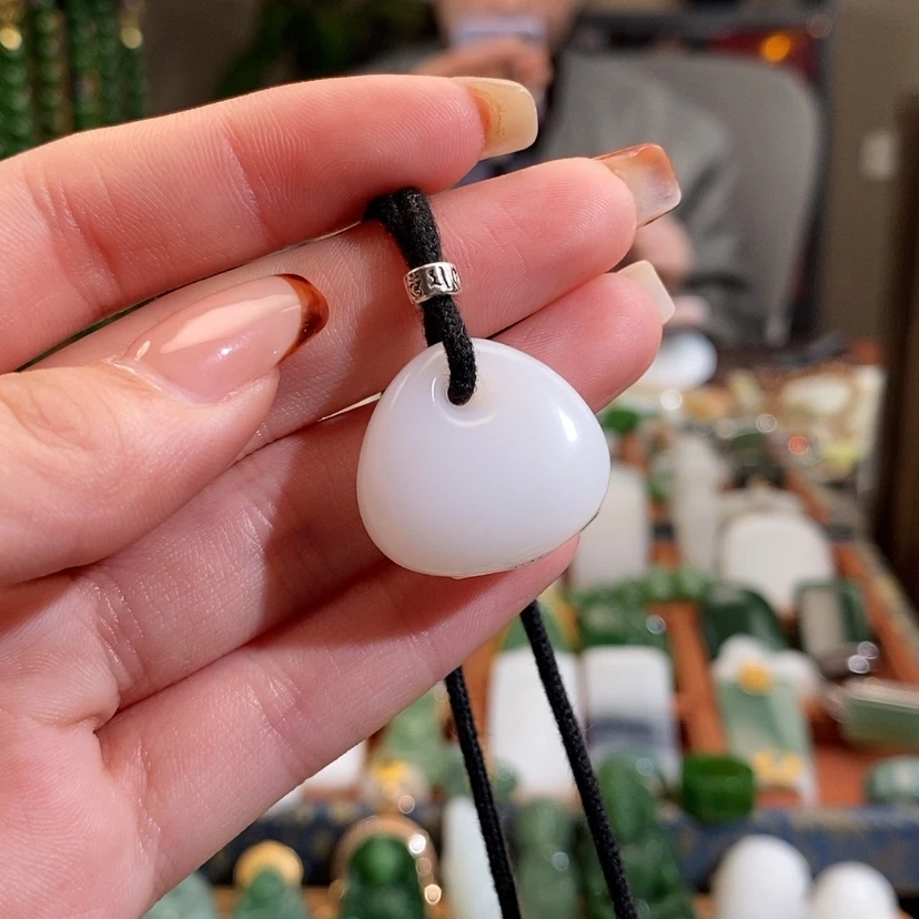 【闪购商品】吊坠(赠链)未镶嵌和田玉