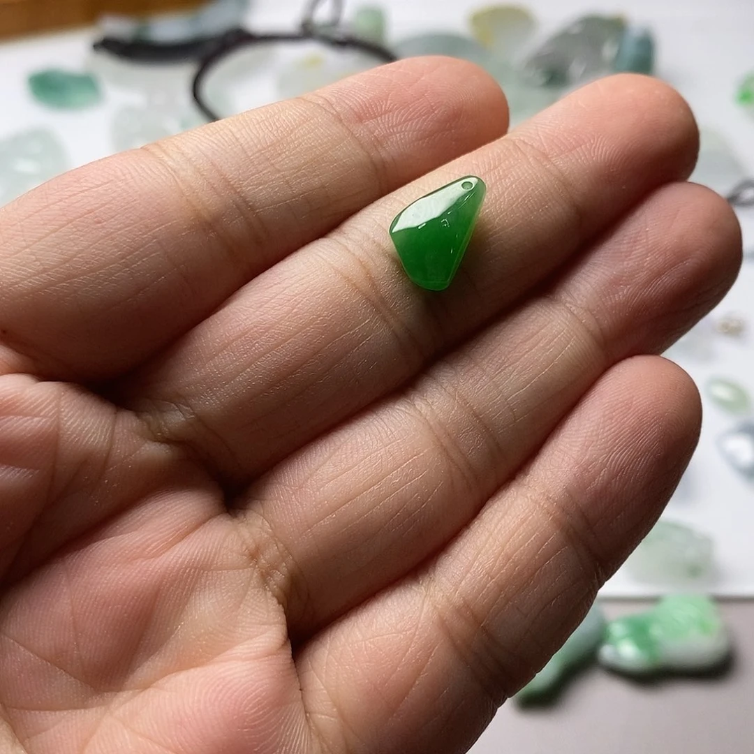 翡翠挂件未镶嵌娜*猫天然翡翠