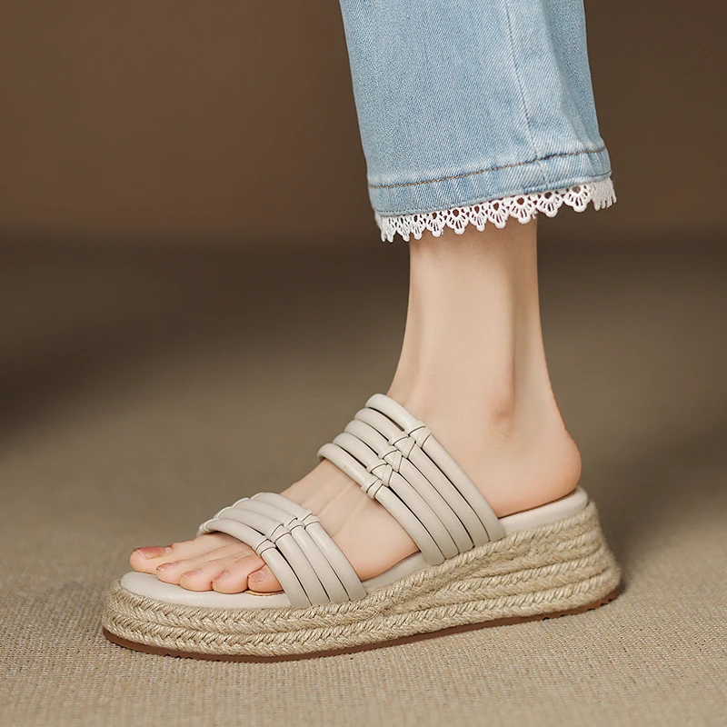 轻奢鞋子夏季复古港风平底凉拖鞋外穿厚底草编女鞋一字型露趾半拖