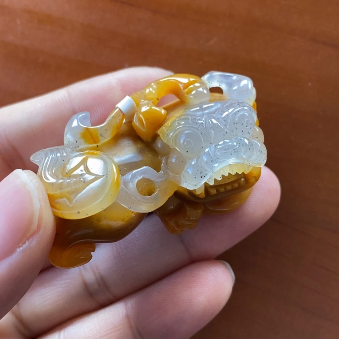 未镶嵌石英质玉（黄龙玉）颈饰