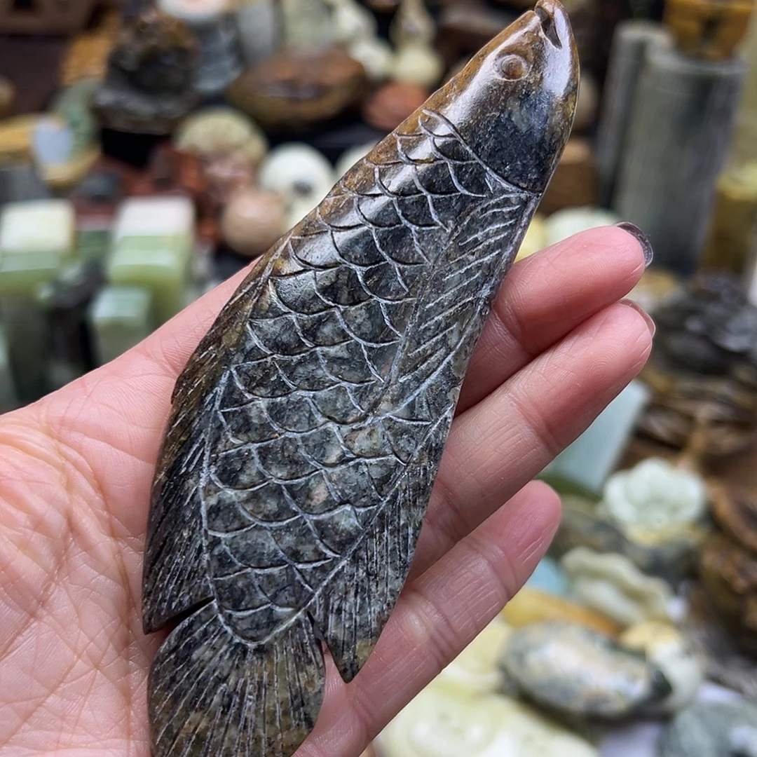 岫岩河磨玉（透闪石质玉）未镶嵌颈饰河磨玉大鱼手玩